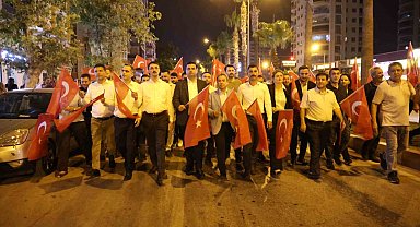 Kozan'da vatandaşlar Türk bayrakları ile 15 Temmuz'un yıldönümünde meydanlarda