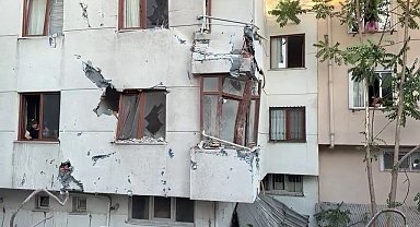 Küçükçekmece'de yıkımı yapılan binanın duvarı yan apartmanın üzerine devrildi