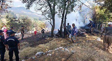 Kumluca'da odunlukta başlayan yangın boş evin bahçesine sıçradı