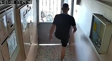 Kurye apartman kapısını tekmeleyerek açtı