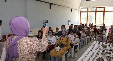 Kütahya'da çocuklar doğal taşların gizemli dünyasını keşfetti