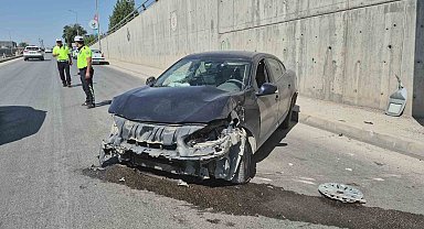 Lastiği patlayan otomobil kaza yaptı: 1 yaralı