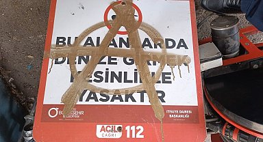 Magandalar can simitlerini çaldı, uyarı levhalarına zarar verdi