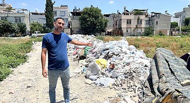 Mahalle arasındaki arsa çöplüğe döndü, vatandaşlar tepki gösterdi