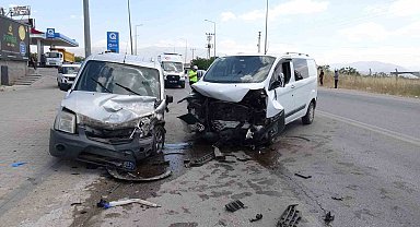 Malatya'da iki hafif ticari aracın çarpıştığı kazada 8 kişi yaralandı