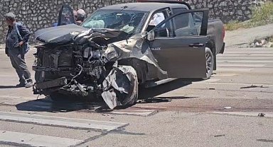 Malatya'da iki pikap çarpıştı: 3 yaralı