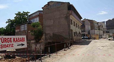 Malatya'da kazı sırasında temelinde göçük meydana gelen apartman boşaltıldı