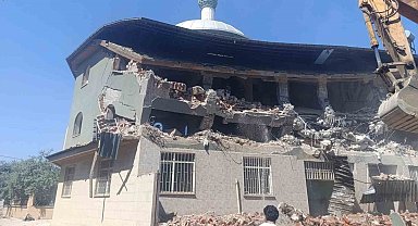 Manisa'da 28 yıllık cami yıkılıyor