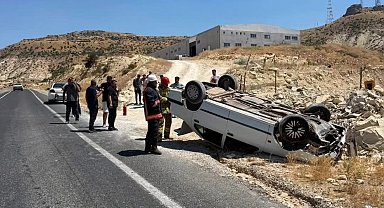 Mardin'de otomobil takla attı: 2 yaralı