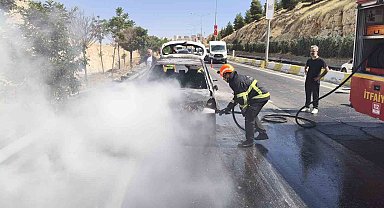 Mardin'de seyir halindeki otomobil yandı