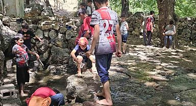 Medrese öğrencileri köy çeşmesi ve piknik alanını kendi imkanlarıyla temizledi
