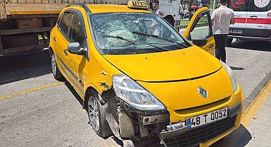 Menteşe'de park halindeki araçlara çarpan taksinin sürücüsü yaralandı