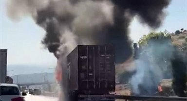 Mersin'de 24 ton çikolata yüklü tır yandı