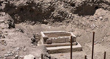 Mersin'de sağlık ocağı inşaatı çevre düzenlemesinde lahit çıktı