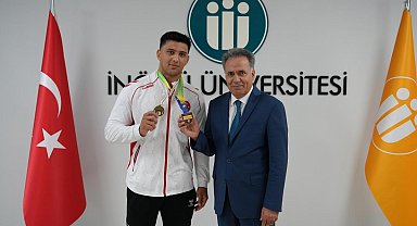 Milli Güreşçi Emir Ömer Bozbağ, Rektör Akpolat'ı ziyaret etti