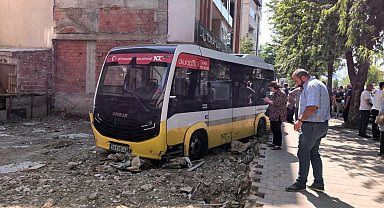 Minibüs, iş yerine çarptıktan sonra boş arsaya uçtu