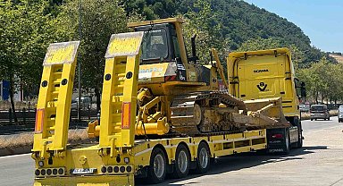 Motosiklet ile iş makinesi taşıyan tır çarpıştı: 1 yaralı