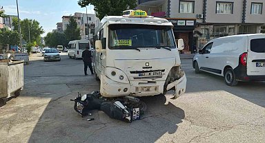 Motosiklet ile şehir içi minibüs çarpıştı: 1 yaralı