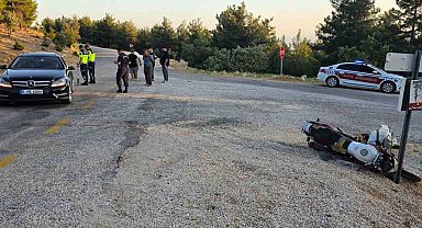 Motosiklet otomobile çarptı: 2 yaralı