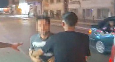 Motosiklet sürücüsüne yumruklu saldırı kamerada