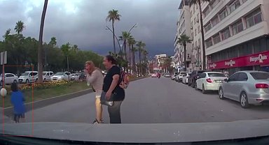 Motosikletin, scooterli çocuğa çarptığı anlar kamerada