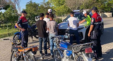 Motosikletli trafik canavarları jandarmadan kaçamadı