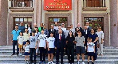 Muğla Valisi Dr. İdris Akbıyık, LGS şampiyonlarını altınla ödüllendirdi