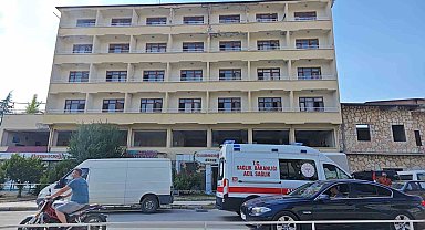 Mühürlenen otelde hurda sökümü yapan işçi yüksekten düşme sonucu yaralandı