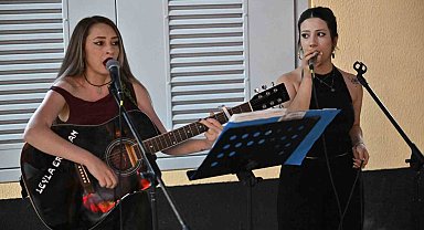 Müziğin ritmi Manisa sokaklarında