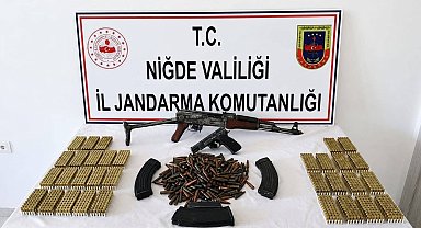 Niğde'de bir evde yapılan aramada AK-47 kalaşnikof tüfek ve ruhsatsız tabanca ele geçirildi