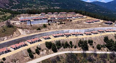 Ödemiş'te yangında zarar gören konutlar yeniden yapılarak sahiplerine teslim ediliyor