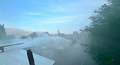 Odun ateşinden sıçrayan kıvılcımlar yangına neden oldu