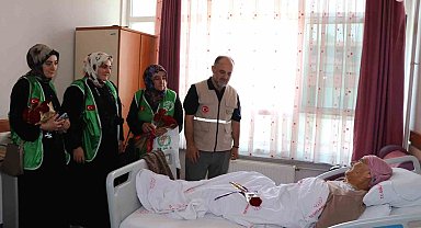 Oltu'da hastalara moral ziyareti