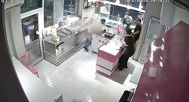 Önce cep telefonundaki kişiye el salladı, sonra tabancayla dondurmacıyı öldürdü