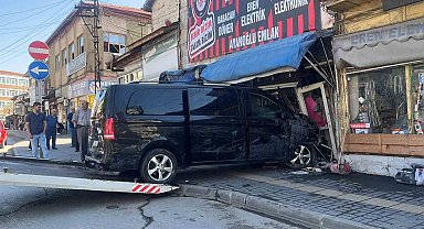 Önce park halindeki araçları biçti, sonra iş yerine daldı