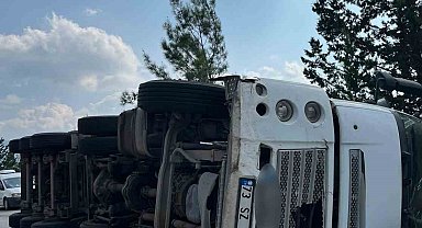 Osmaniye'de un yüklü tır devrildi: 1 yaralı