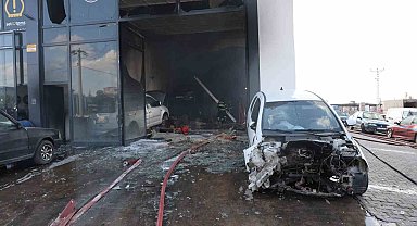 Oto tamirhanesinde yangın: 5 kişi dumandan etkilendi