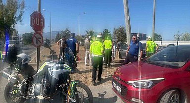 Otomobil aydınlatma direğine çarptı: 2 yaralı