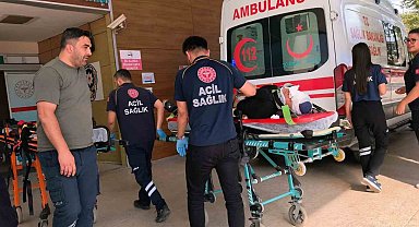 Otomobil bariyerlere çarptı: 5 yaralı