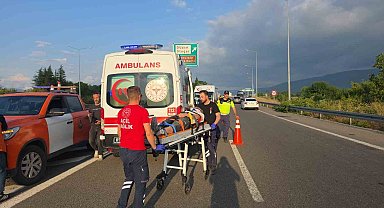 Otomobil bariyerlere saplandı: 3 yaralı
