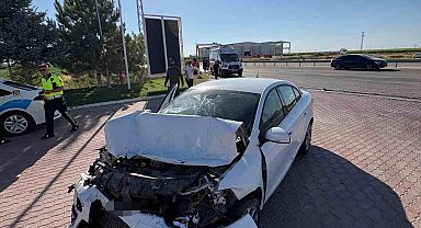 Otomobil kamyona arkadan çarptı: Aynı aileden 5 kişi yaralandı