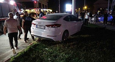 Otomobil, trambüs direğine çarptı: Yaralı sürücü ambulanstan kaçtı