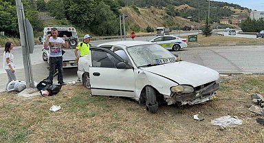 Otomobilin refüje çıktığı kaza maddi hasarla atlatıldı
