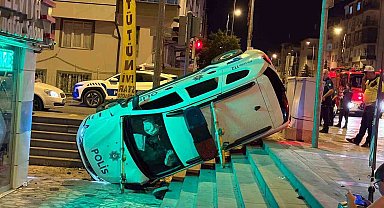 Otomobille çarpışan polis aracı yan yattı: 2'si bekçi 3 yaralı