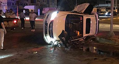 Otomobiller kavşakta çarpıştı: 2 yaralı