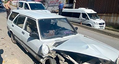 Park halindeki iki araç kaza yaptı: Pat Pat iş yerine düştü