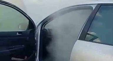 Park halindeki otomobil alevlere teslim oldu: Vatandaşlar yangın tüpleriyle seferber oldu