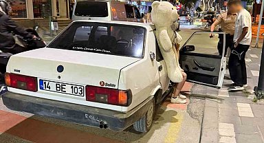 Peluş ayı ehliyetsiz sürücüyü ele verdi