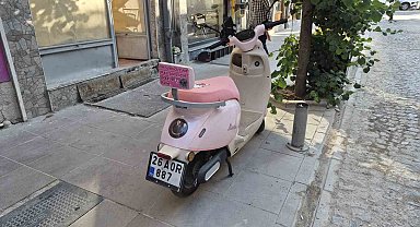 Pembe motosikletin arkasına yapıştırılan ilginç yazı dikkat çekti