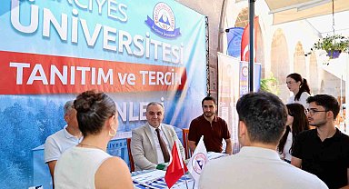 Rektör Prof. Dr. Fatih Altun, tercih danışmanlığı standında öğrenciler ile buluştu